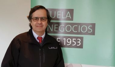Andrés Toledo cumple 30 años como profesor de la Escuela de Negocios de la UAI