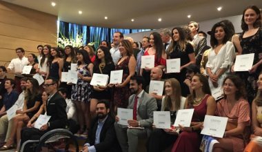 Escuela de Negocios y Revista Sábado premian a los 100 líderes jóvenes de Chile